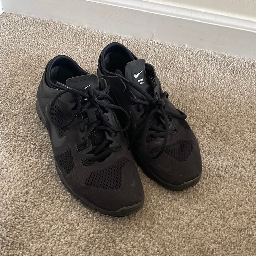 Nike Black Athletic Shoes with Breathable Mesh and Rubber Sole